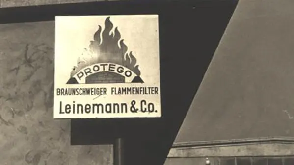 A black-and-white sign with the PROTEGO flame logo reads “Braunschweiger Flammenfilter Leinemann & Co.”