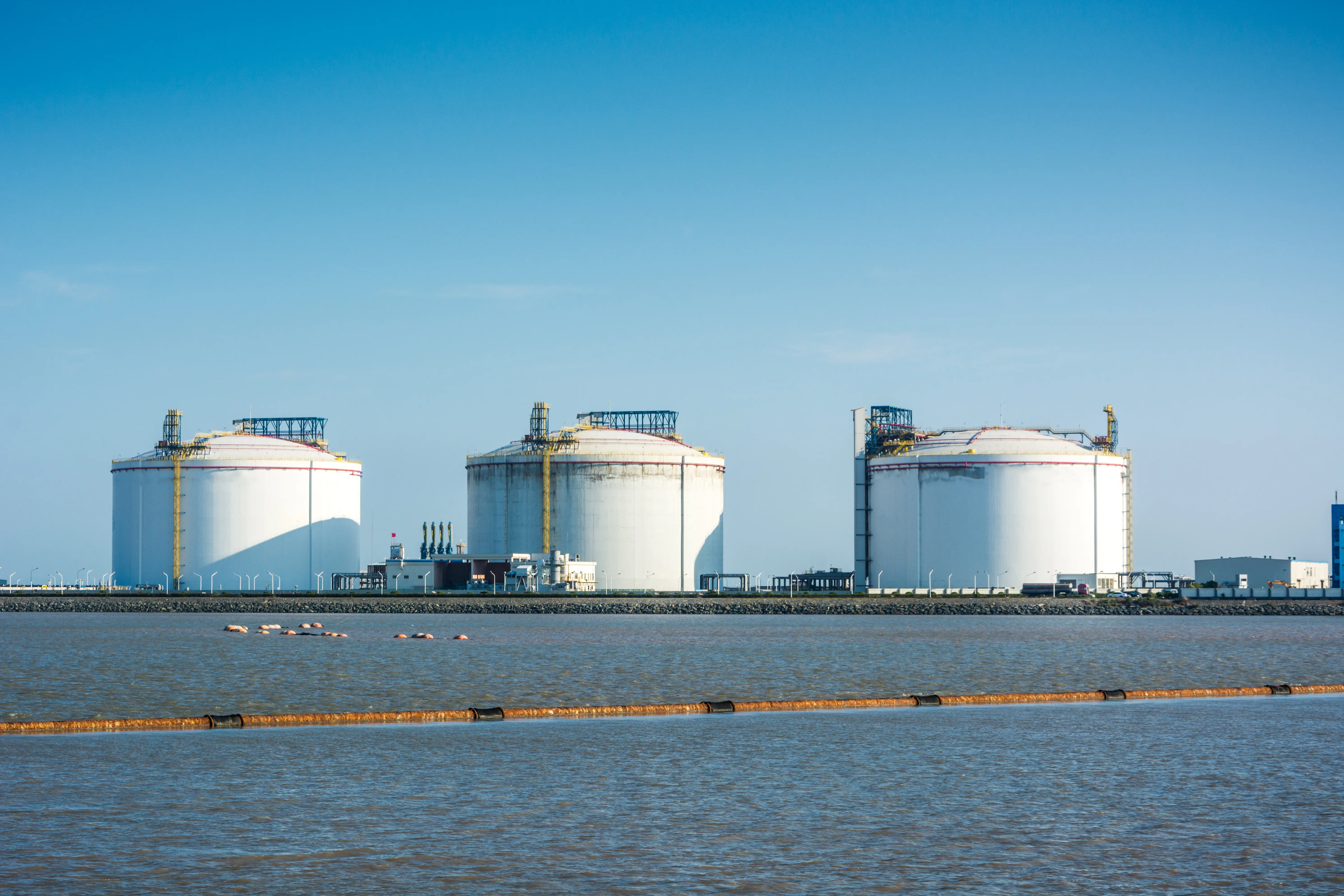 Kryogene Speichertanks für Wasserstoff und technische Gase in einer Anlage am Wasser, ausgestattet mit PROTEGO®-Armaturen